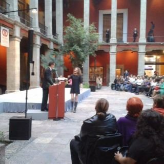 Claire Lippmann - Recibiendo Certificado Día Mundial del Arte, Ciudad de México.